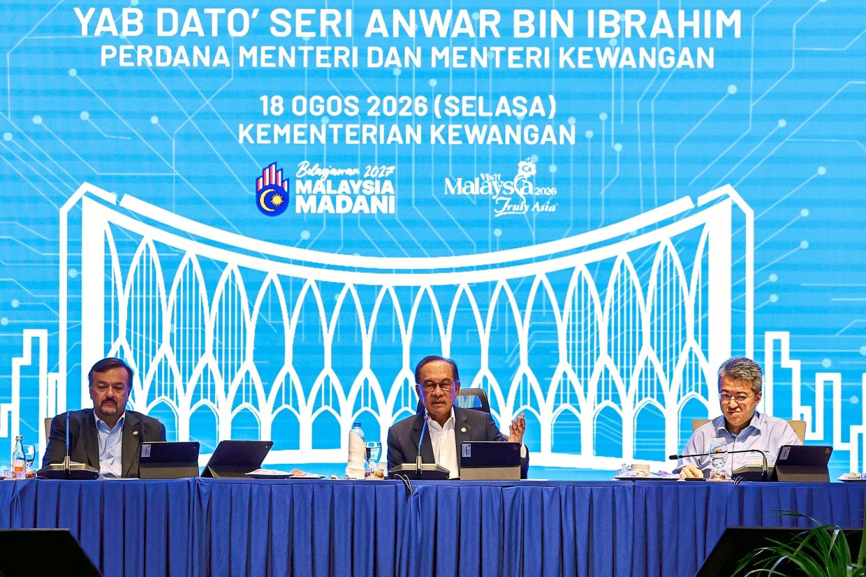 Clear priorities: Anwar (centre) during an engagement session with government representatives and non-governmental agencies at the Finance Ministry. Also present were Amir Hamzah (left) and Deputy Finance Minister Liew Chin Tong (right). — Bernama