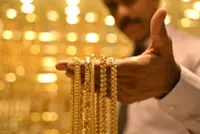 Gold holds steady with Fed minutes in focus
