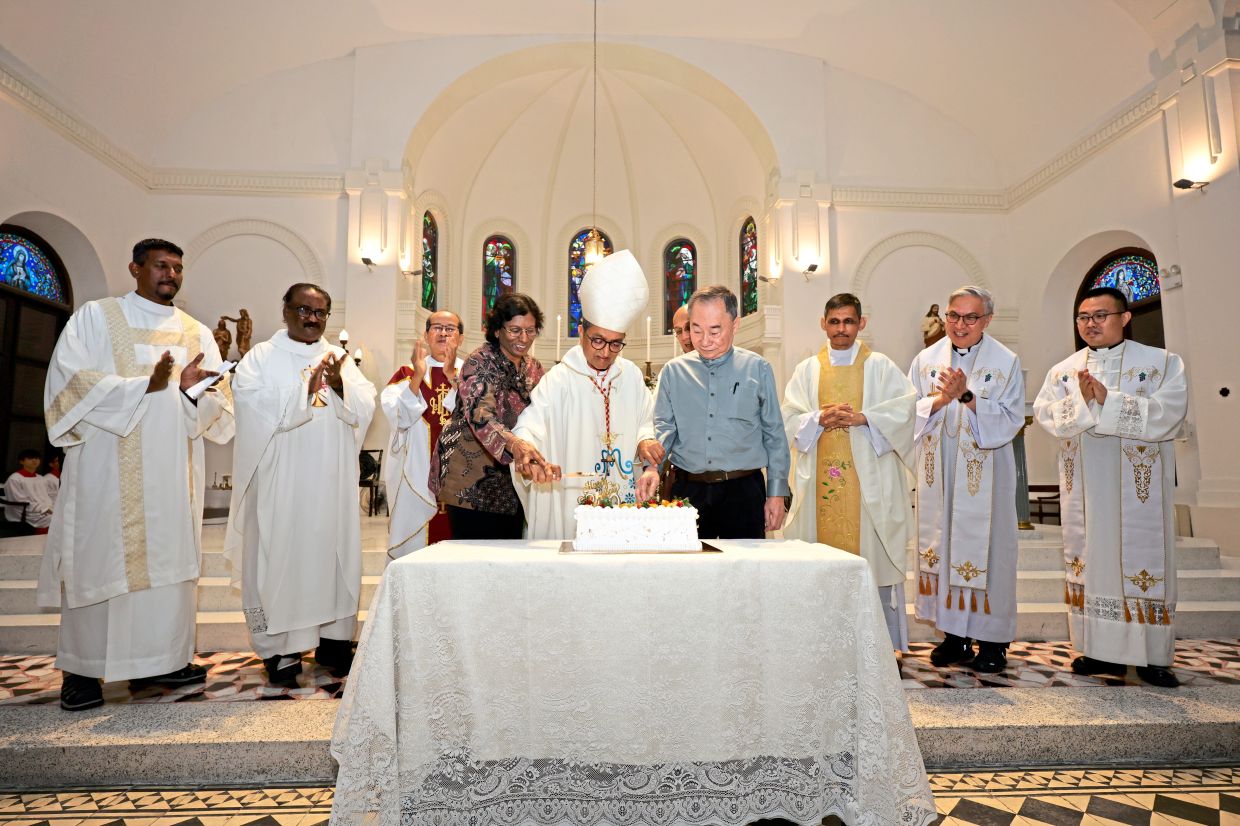 (From third left) Fr Woon, City Parish pastoral council chairperson Dr Elizabeth Anthony, Cardinal Sebastian and City Parish finance committee chairman Anthony Chan cutting a cake to mark the Church of the Assumption’s 240th anniversary.