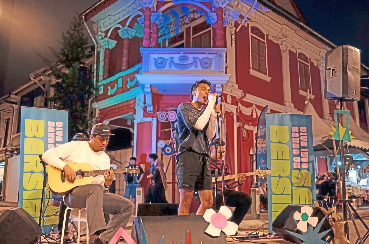 A local band performing during a ‘Dive Into Bando JB: Seni Bersiri’ programme in Jalan Tan Hiok Nie in Johor Baru last month. — Courtesy photo