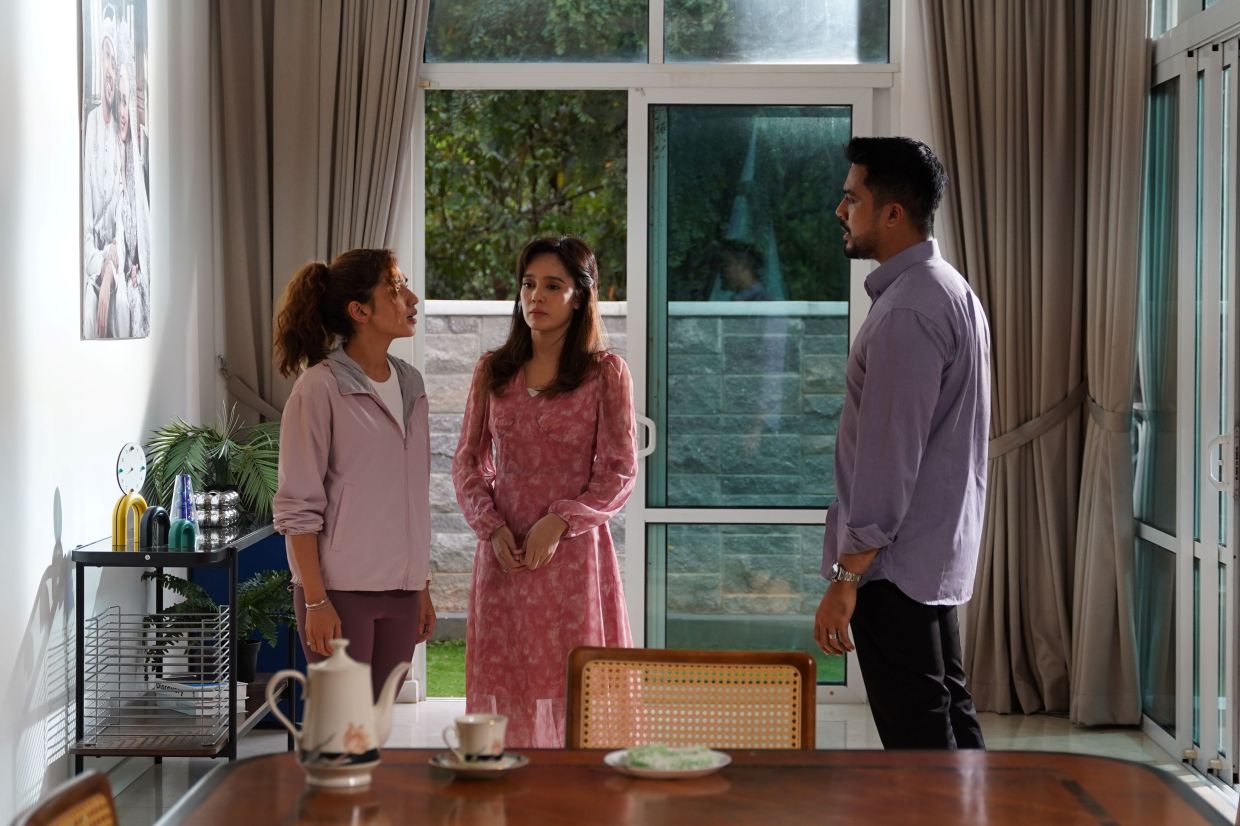 Azura (Uqasha Senrose, centre) feels like she is stuck in the middle in her marriage.