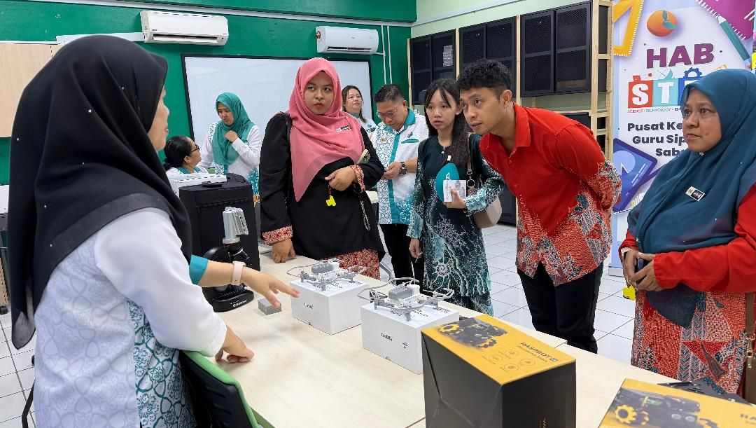 Teachers exploring teaching tools at the newly launched Sipitang STEM Hub.