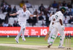 Cricket-Robinson and Tongue put England on top against Pakistan