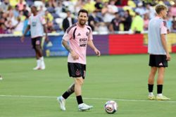 Soccer-Messi scores emotional first goal since father's death
