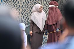 Sharia enforcers flog four Indonesians for sex out of marriage