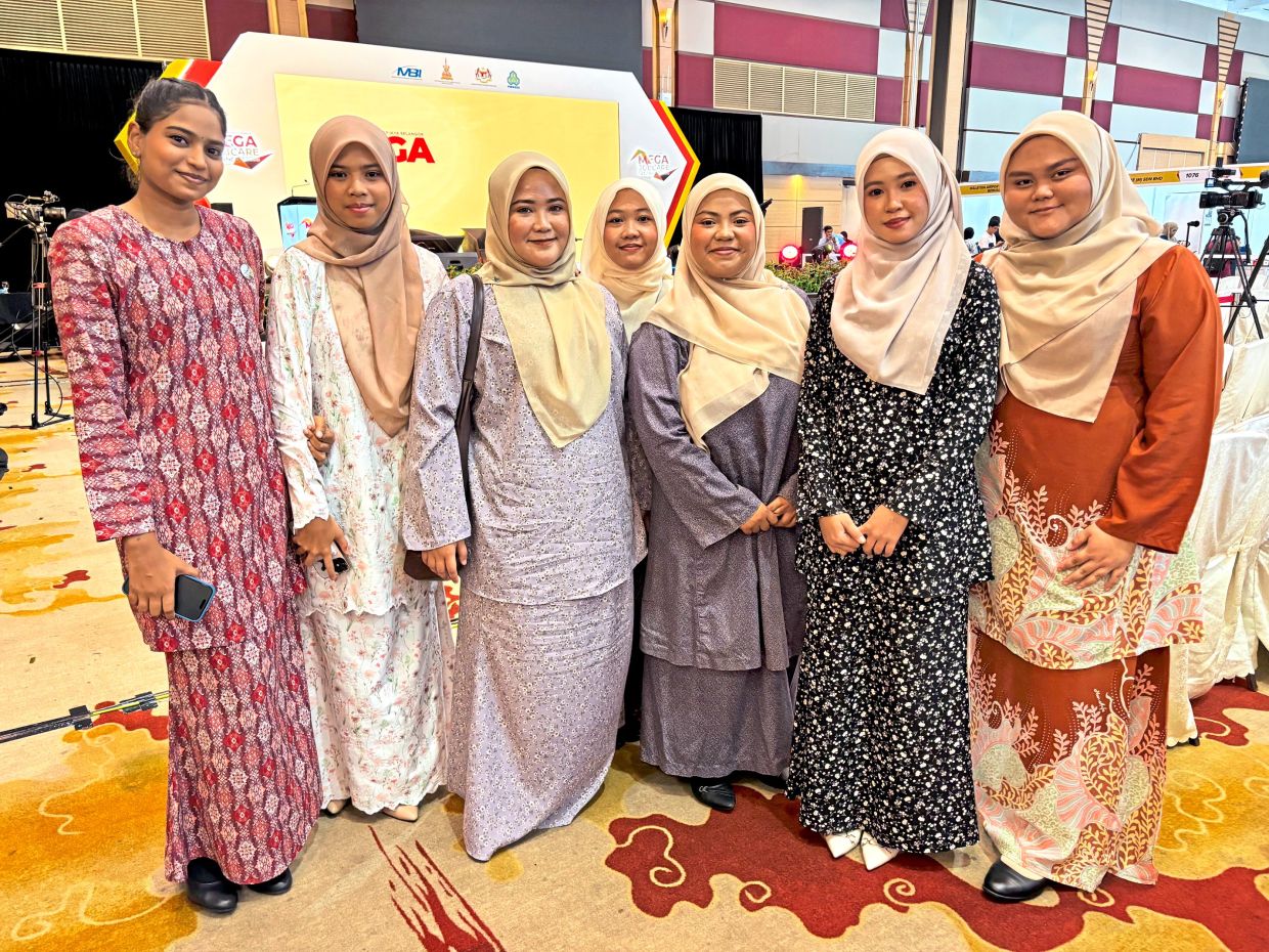 Putri Qasrina (third from right) with fellow coursemates from Kolej Vokasional Sultan Abdul Samad ready to make a good impression as they search for internship placements.
