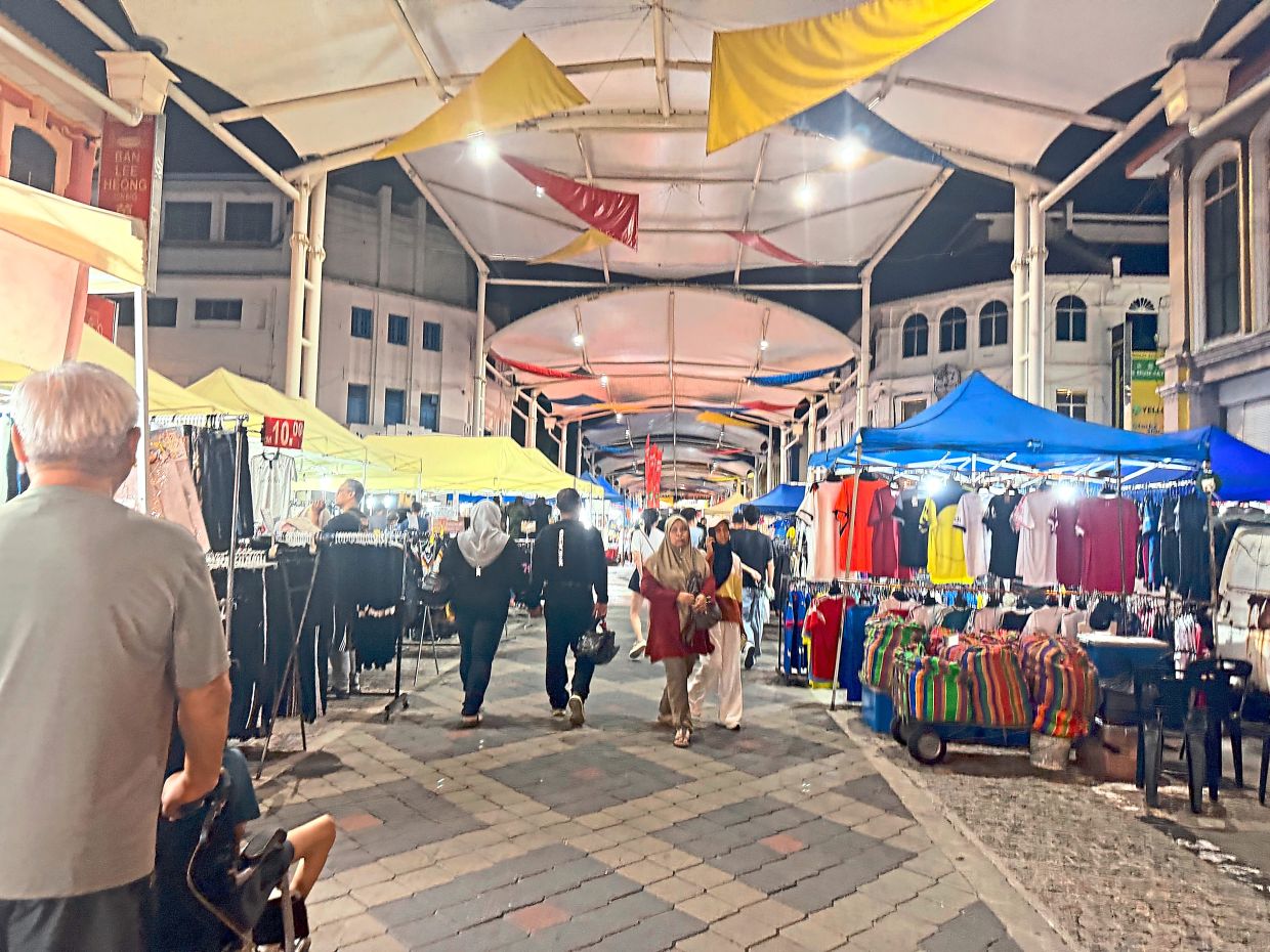 Traders at the Gerbang Malam night market say up to 15 touts are operating in the vicinity.