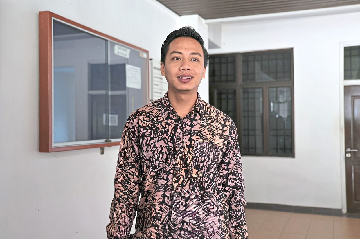Day in court: Fahmi is facing trial to a charge of voluntarily causing hurt to his wife, at the Magistrate’s Court in Balik Pulau. — LIM BENG TATT/The Star
