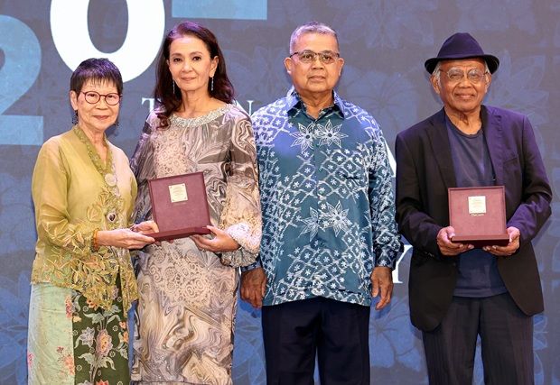 Ch’ng (first from left) and Zakaria (first from right), one of the foundation’s earliest recipients, at the award presentation ceremony with Sri Sharifah (second from left) and Aaron Ago (second from right).