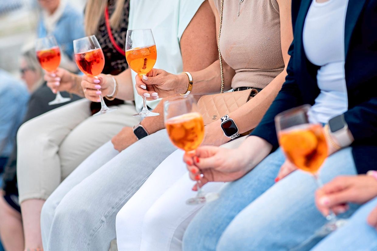 Women enjoying their Aperol Spritz on a sunny summer day in northern Germany. — HAUKE-CHRISTIAN DITTRICH/dpa