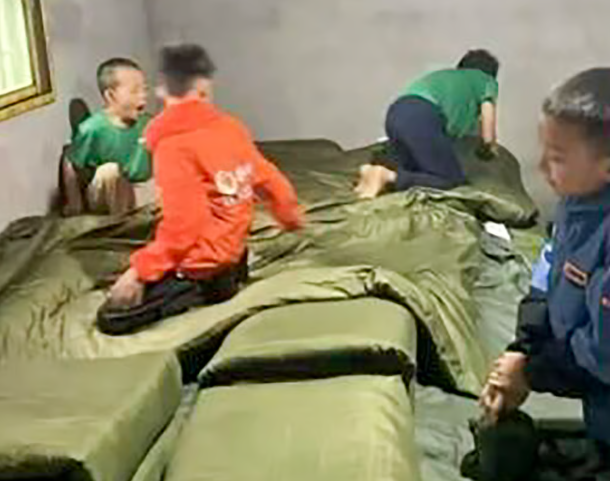 Children are observed making their beds at the camp. One facility charges over 4,000 yuan (US$600) for a 10-day experience, while longer stays of up to a month can exceed 10,000 yuan. - ettoday.net