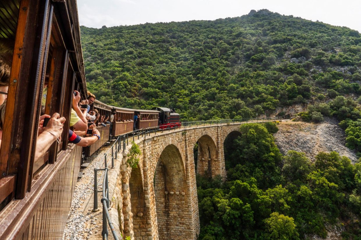The region above Volos and the Gulf can be explored not only on foot or by car, but also by train.