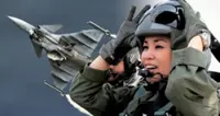 Thai Queen trains to become fighter pilot