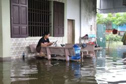 Heavy rain isolates thousands, triggers flooding and landslides in central province Nghe An