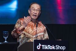 Corruption is corruption, not an issue of race or religion, says Anwar