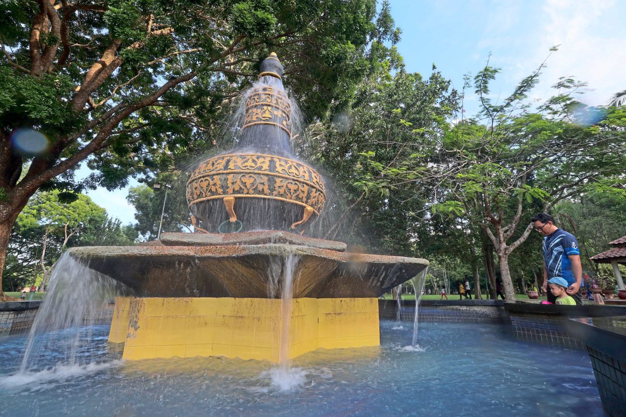 A fountain in the shape of labu gergasi at Taman Perbandaran Tengku Anis, Kota Baru.