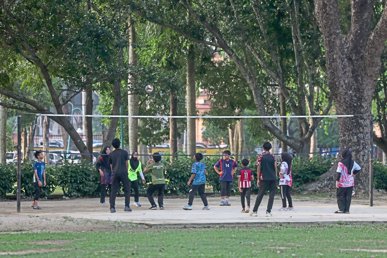 At Taman Perbandaran Tengku Anis, parkgoers can take part in sporting activities and have fun in the water (above, left and right); another attraction at the park is a fountain in the shape of a traditional ceramic water container (right).