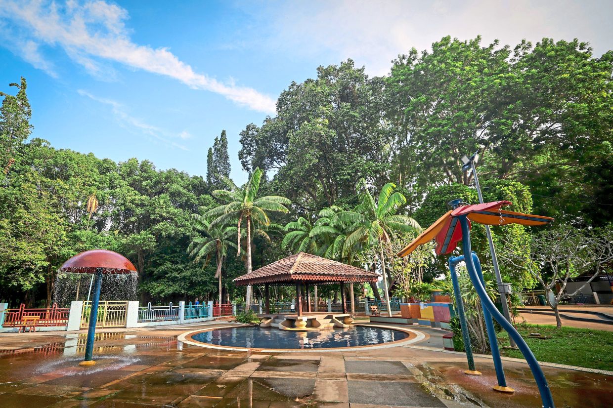 Taman tema air berbayar untuk pengunjung dijaga dengan bersih di Taman Perbandaran Tengku Anis, Kota Bharu.