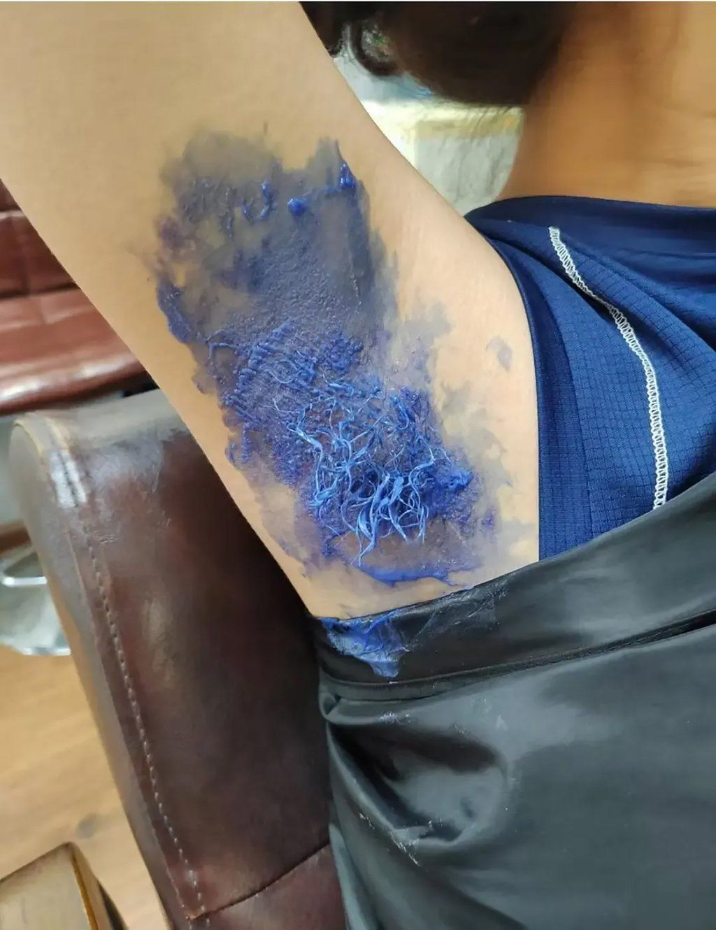 Across RedNote and Weibo, hair-dye tutorials now share digital space with viral feminist campaigns challenging traditional beauty standards. - Photo: QQ.com