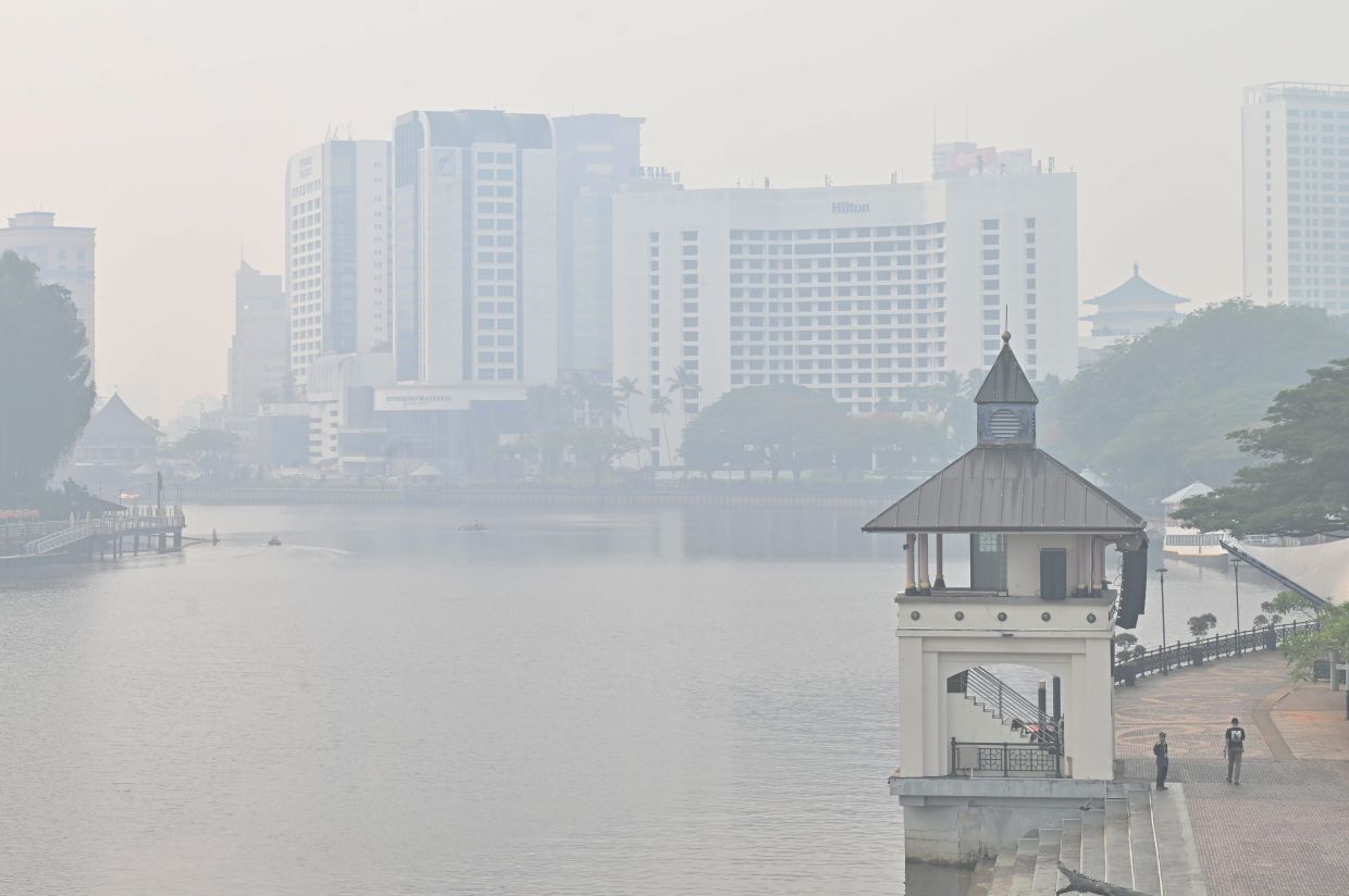 Haze spreads across Malaysia as 12 areas record unhealthy API readings, with IPD Serian in Sarawak highest at 198