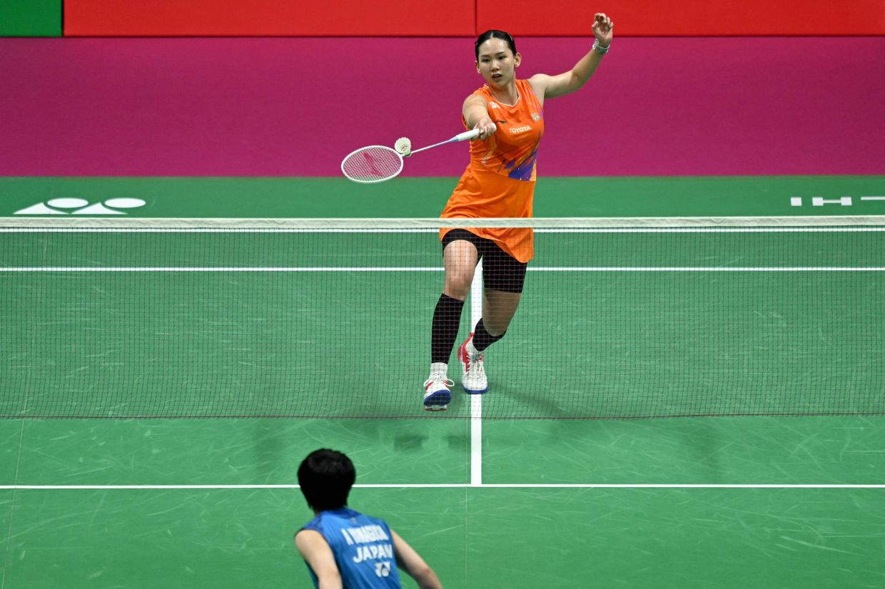 Thailand's Pornpawee Chochuwong (right) hits a return to Japan's Akane Yamaguchi during the BWF World Championships women's singles semi-final badminton match at the Indira Gandhi Indoor Stadium in New Delhi on Saturday, August 22, 2026. Pompawee lost 17-21, 17-21. -- Photo by Arun SANKAR / AFP