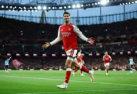 Soccer-Arsenal sweep Coventry aside 3-0 to start title defence with a bang