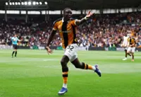 Soccer-Promoted Hull stun Man Utd, Spurs thrashed, Ipswich enjoy winning return