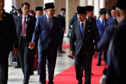 Anwar receives royal honour from Brunei Sultan