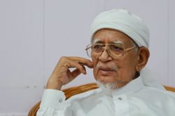Police seize phone of PAS chief Hadi Awang’s Facebook admin