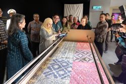 Queen champions cultural heritage at KL's Merdeka Textile Museum launch