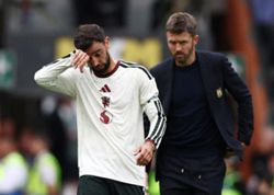 Soccer-United's Carrick gets early reality check at Hull