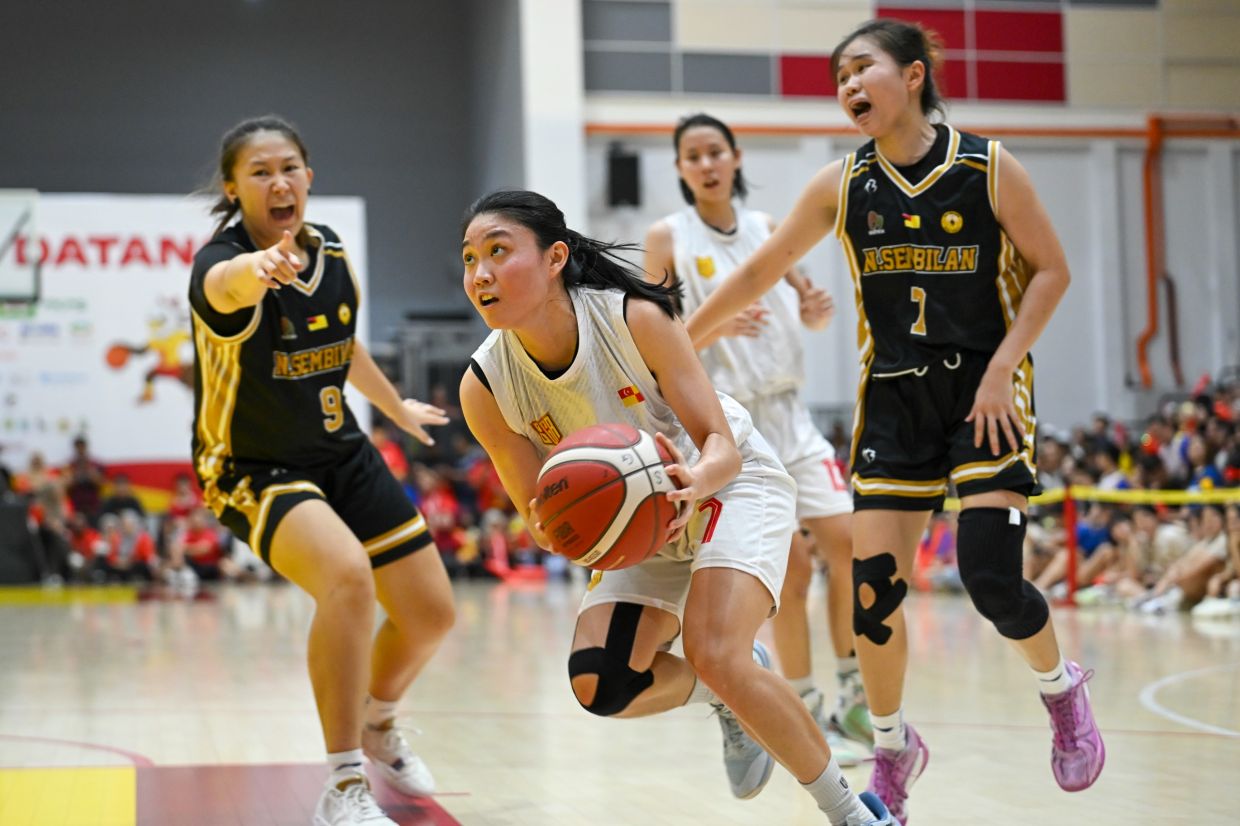 Selangor’s Elaine Chong Hui Lin (centre) in action during the Malaysia Games (Sukma). — IZZRAFIQ ALIAS/The Star