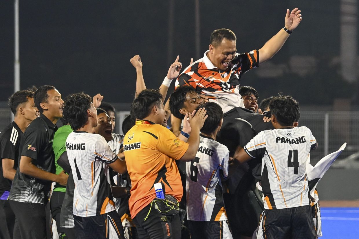 Pahang team celebrating after winning against Penang in the hockey men's Sukma final. — IZZRAFIQ ALIAS/The Star