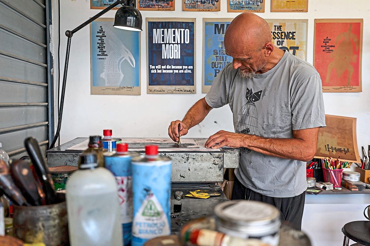 Fornaci inks a printing plate in his workshop at Corviale, where his studio runs projects for young people and is due to move into new premises beside the renovated amphitheatre.