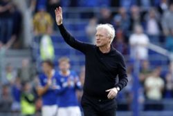 Soccer-Everton’s strong start brings relief for manager Moyes in key season