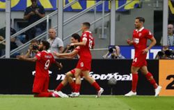 Soccer-Inter begin title defence with stylish 4-1 win over Monza