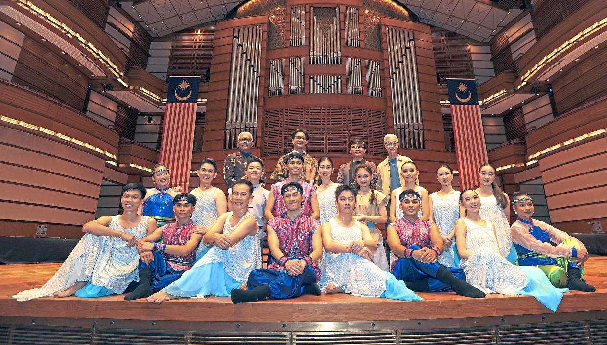 (Back row, from left) Gonzales, ADC managing director Imran Syafiq Mohd Affandi, Meh and Dua Space artistic director Aman Yap with the cast of dancers who will be performing at the show.