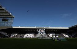 Soccer-Newcastle draw 2-2 with Liverpool as former hero Keegan hailed