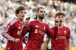 Soccer-Liverpool snatch late draw with Newcastle as Iraola era begins