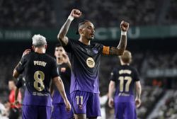 Soccer-Barcelona launch LaLiga title defence with five-star Elche demolition