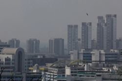 Govt closely monitoring air quality as PSI nears unhealthy range in central Singapore