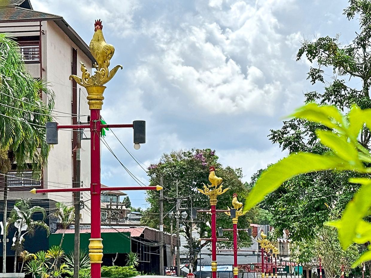 Down the road near the Chicken Statue Tourist Attraction, you will find chicken figures on lamp posts.