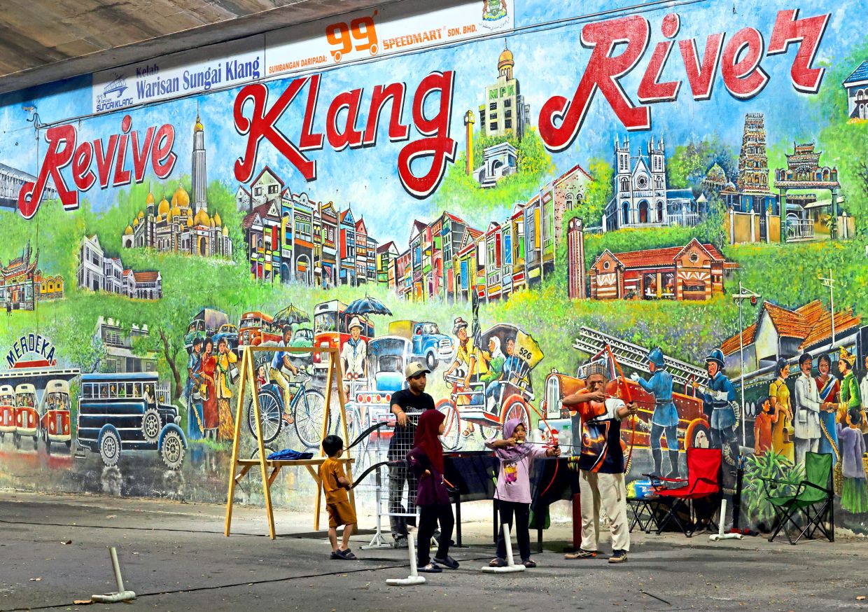 A mural depicting various heritage sites adorns a wall on Jambatan Kota’s lower deck. Archery is an activity to check out here.