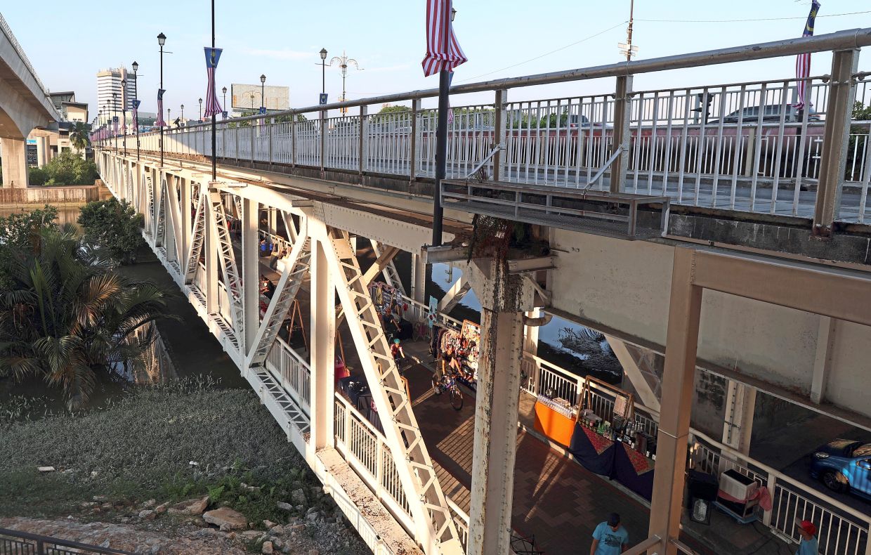Jambatan Kota’s lower deck now hosts 30 traders selling bric-a-brac, along with buskers performing at the Saturday market.