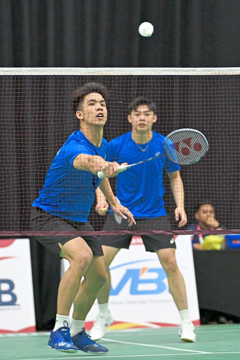 In control: FT’s Bryan Jeremy Goonting-Low Han Chen in action against compatriots Damien Ling-Ethan Oh in the men’s doubles final. — IZZRAFIQ ALIAS/The Star 
