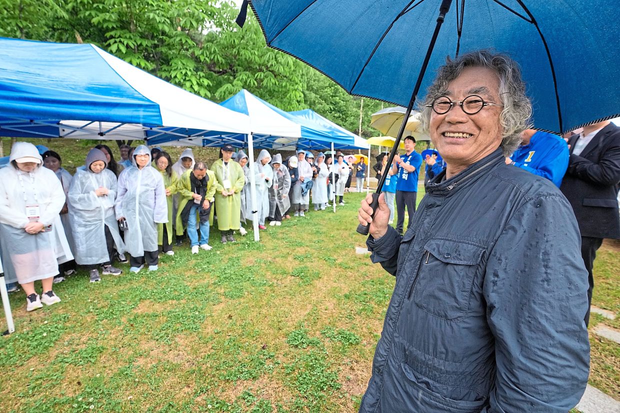 Lee (right) meeting with Korean adoptees at Omma Poom Park in Paju.