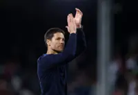 Soccer-Chelsea start Alonso era with exciting 3-2 win at neighbours Fulham