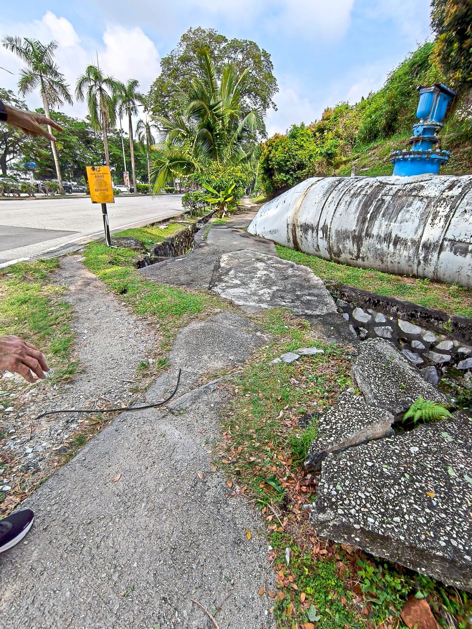 The hazardous perimeter walkway to the Bandar Utama MRT Station.