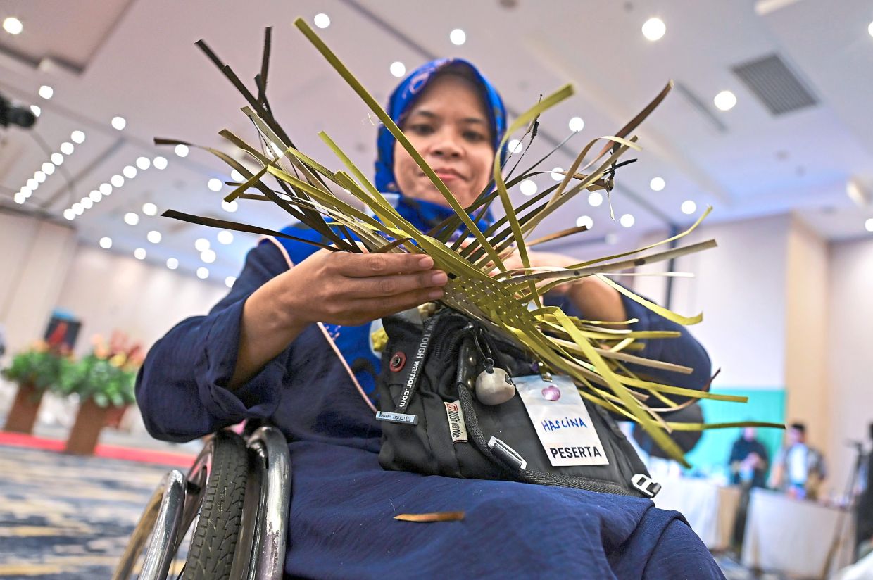 Norhaslina has a tailoring business.
