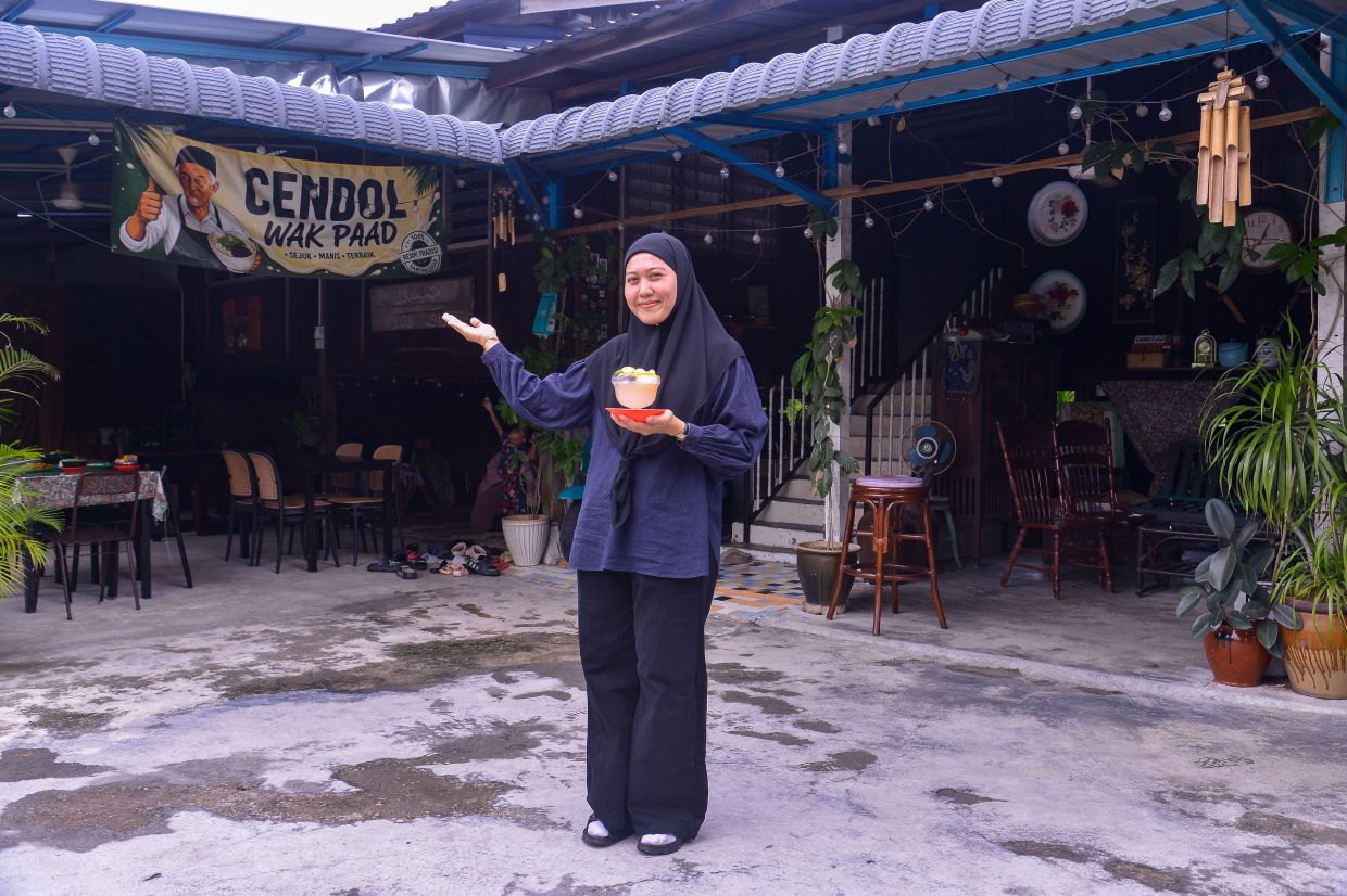 Warung Cendol Wak Paad is housed in a 45-year-old traditional Malay house, a departure from the usual roadside cendol stalls that are commonly seen.
